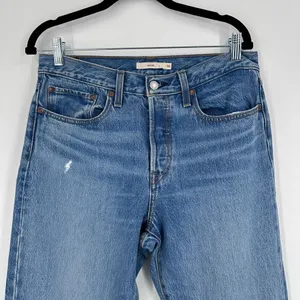 Levi's Wedgie Women's Raw Hem Tapered‎ Ankle Jeans Blue Denim Acid Wash Size 30 thumbnail 5