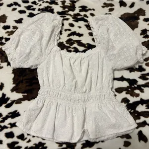 Cute White Top Size M thumbnail 1