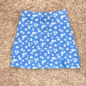 Hollister daisy print mini skirt sz S thumbnail 1