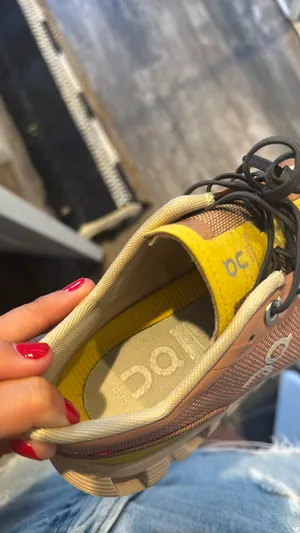On Cloud Running Shoes thumbnail 8