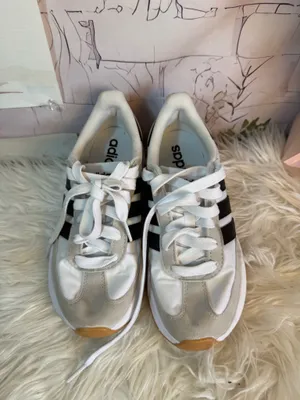 Adidas Women’s Cloudfoam White Black Gum Sneakers Size 5 Excellent Condition thumbnail 2