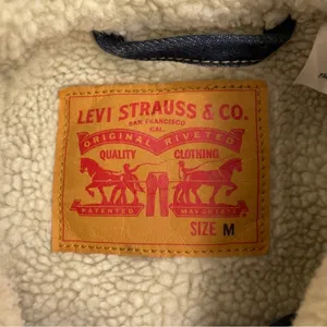 Levis Sherpa Lined Dark Wash Womens Denim Jacket Size Medium thumbnail 8