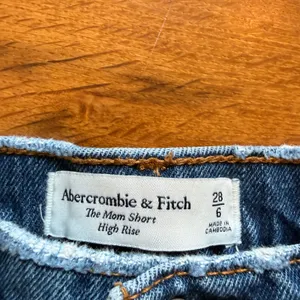 Abercrombie & Fitch The Mom Short High Rise Distressed Denim Blue Size 28 6 thumbnail 3