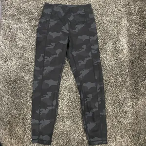 Yogalicious 7/8 Leggings with Side Pockets in Camo, Size S​​​​​​​​​​​ thumbnail 2