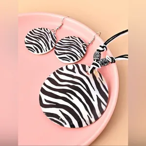 Zebra Print Earrings & Necklace Set White thumbnail 4