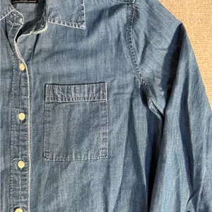 Abercrombie and Fitch Women's Blue Denim Button-up Long-sleeve Shirt - Size XS thumbnail 3