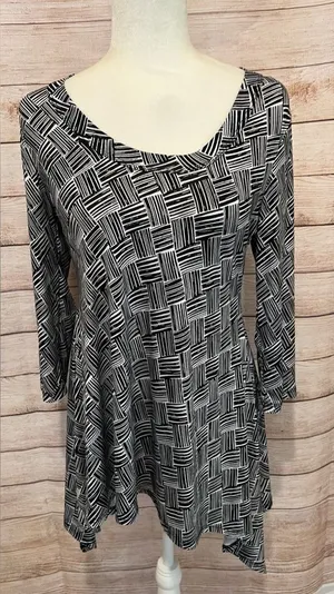 Karen Kane Black & White V Side top size medium thumbnail 1