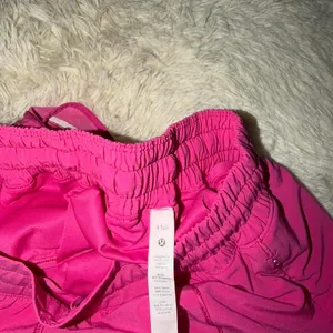 NWOT Lululemon Hotty Hot Shorts Mid Rise " *Ripened Raspberry Size 4 thumbnail 3