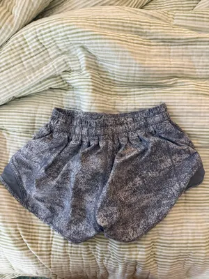 Lululemon Shorts Hotty Hot thumbnail 2