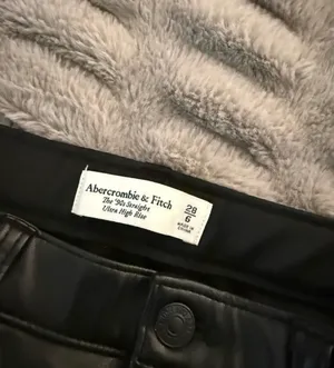 Abercrombie Ultra High Rise 90s Straight Vegan Leather Pant thumbnail 3