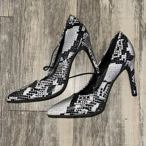 Sale! 🔥🔥🔥🔥 NEW! Worthington Snakeskin Pumps Size 6 thumbnail 2