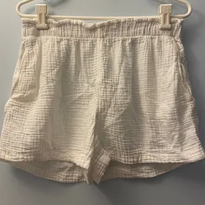 H&M‎ White Shorts thumbnail 1