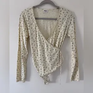 Lane 201 Pastel Yellow Floral Print Wrap Long Sleeve V-neck Bodysuit size medium thumbnail 2