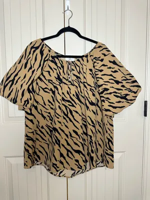 Entro Women’s Camel & Black Tiger Print Blouse Size Large Flowy Cottagecore EUC thumbnail 4