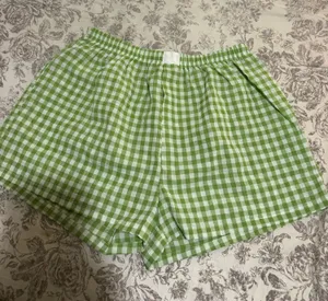 Green amazon shorts Size M thumbnail 1