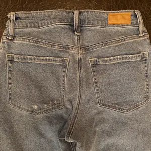 Hollister Ultra High-Rise Dad Jeans Distressed Raw Hem Size 6L W28 Long thumbnail 6