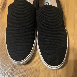 UGG Women Black Textured Loafers thumbnail 3
