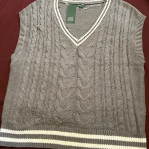 wild fable grey Cable-Knit V-Neck Sweater Vest with Ivory Trim thumbnail 3