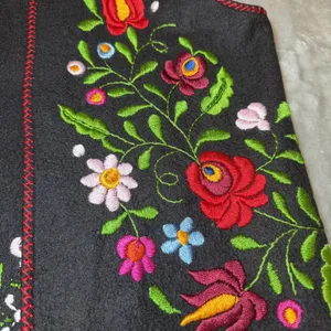 Vintage Women's Size Large Black Felt Vest Floral Embroidered Folk Art Boho thumbnail 6