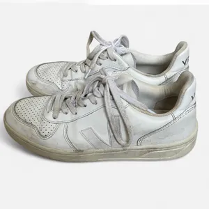 Veja V-10 Leather Lace-Up Perforated Sneakers in Women’s US 9 thumbnail 6