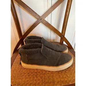 Toms grey suede side zipper faux fur bootie size 8 thumbnail 4