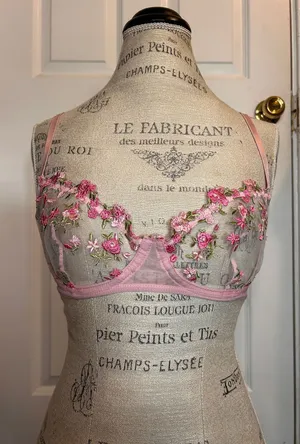Pink Wireless Lace Bra with Flower Embroidered thumbnail 1