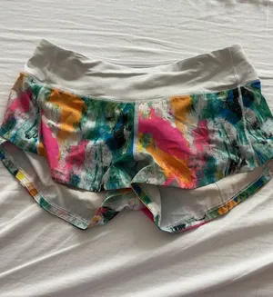 Lululemon multi-colored speed up shorts in a size 2 2.5 inch inseam thumbnail 1