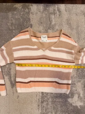 Abercrombie & Fitch Striped V-Neck Sweater in Beige, White, Peach thumbnail 4