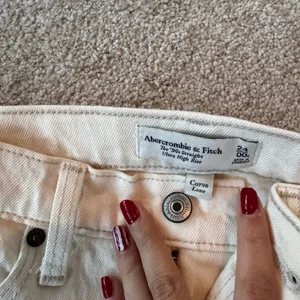 Abercrombie & Fitch Off-White Ultra High Rise Jeans- Curve Love thumbnail 2