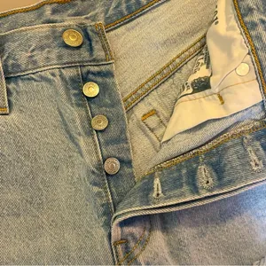 Levi’s 501 Cutoff Denim Jean Shorts Size 29 thumbnail 8