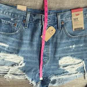 NEW Levi’s 501 High Rise Med Wash Denim Shorts for Women 33 thumbnail 6