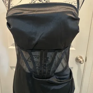 Toleen Elegant Satin Black Evening Gown with Sheer Waist Panel thumbnail 3
