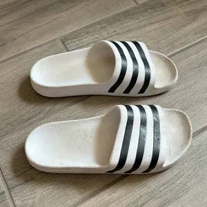 Adidas slides thumbnail 2