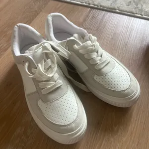 American Eagle AE White Gray Suede Leather Platform Perforated Lace Up Sneakers thumbnail 1