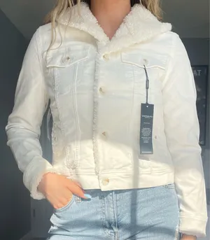 White cropped denim jacket with fur lining and buttons. Size M thumbnail 1