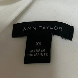 Ann Taylor Women's White Satin Long Sleeve Split V-Neck Shirt Blouse Top Size XS thumbnail 3