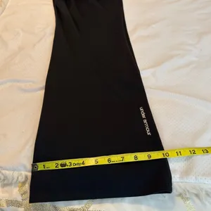 FREE w/ any purchase Black Under Armour Yoga Workout Pants Size Large 34” inseam thumbnail 12