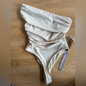 Missguided Beige One-Shoulder top thumbnail 4