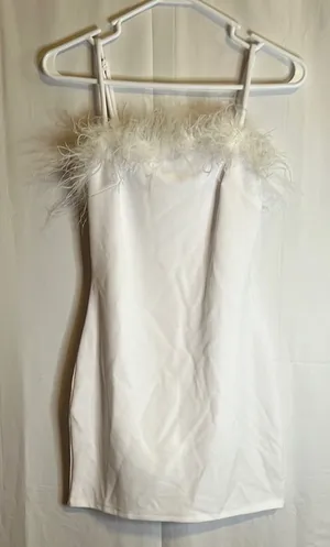 White Sleeveless Scoop Neck Dress with Faux Fur Accent Preowned thumbnail 1