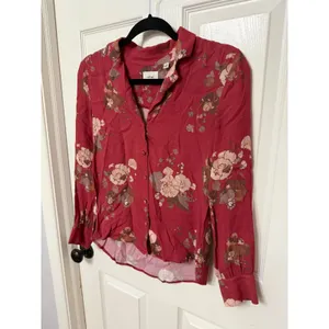 Wilfred Aritzia‎ Floral Button Down Blouse Red Pink Long Sleeve XS Notched Lapel thumbnail 4