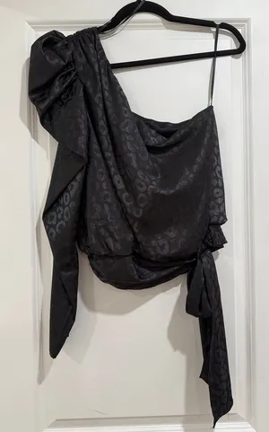 DO+BE Black Shimmery Leopard Jacquard One-Shoulder Top thumbnail 1