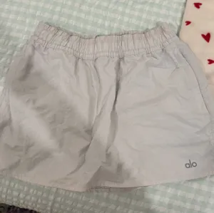 Alo yoga skirt thumbnail 1