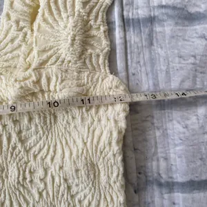 Women XS floral textured wide strap tank top cream color thumbnail 5