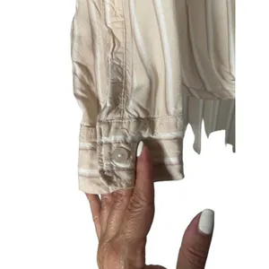 Abercrombie & Fitch Women Beige White Striped Knot Front Button Down Shirt Med thumbnail 4
