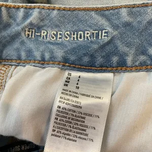 American Eagle Hi‎ Rise Shortie Light Wash Size 6 - Super Super Stretch thumbnail 6