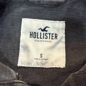 Hollister Cropped Black Denim Jacket Size Small Distressed Raw Hem thumbnail 5