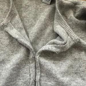 Women’s Old Navy Gray Solid Knit Button Front Round Neck Cardigan Sweater S thumbnail 4
