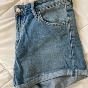 H&M Regular Waist Shorts thumbnail 2
