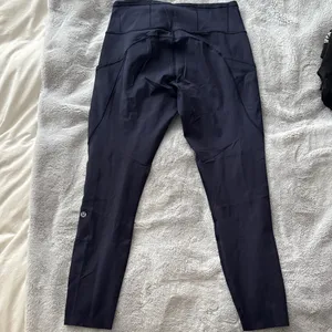 VGC Women’s Lululemon Navy Nulux 19 Cropped Leggings Size 8 thumbnail 2