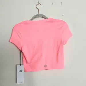 Alo Yoga Alosoft Crop Finesse Short Sleeve Neon Bubblegum M thumbnail 4
